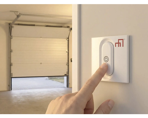 Main actionnant l'ouvre-porte de garage au mur