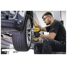 Ein Mechaniker benutzt einen DeWalt Schlagschrauber, um ein Rad an einem Auto zu befestigen.