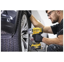 Ein Mechaniker verwendet einen gelben Akku-Schlagschrauber von DeWalt, um ein Rad an einem Fahrzeug zu befestigen.