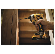 Visseuse à chocs sans fil DeWalt vissant une vis dans du bois