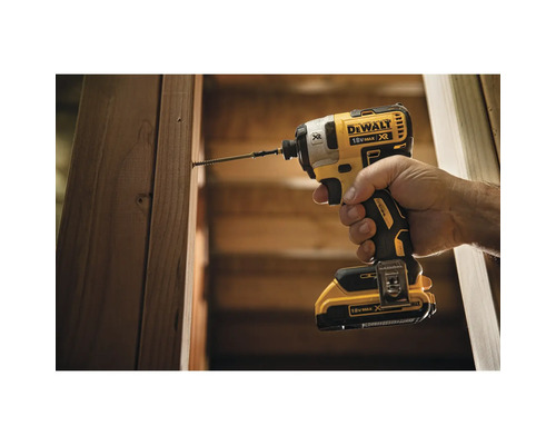 Visseuse à chocs sans fil DeWalt vissant une vis dans du bois