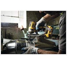 Une personne utilise une clé à chocs sans fil DeWalt pour fixer un tuyau métallique.