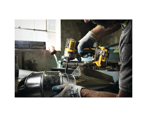 Une personne utilise une clé à chocs sans fil DeWalt pour fixer un tuyau métallique.