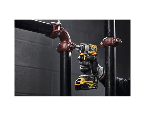 Visseuse à chocs sans fil DeWalt en utilisation sur une construction de tuyaux