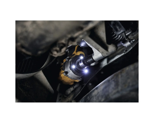 Vue sous une voiture avec une clé à chocs éclairée de la marque DeWalt