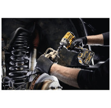 Une clé à chocs à batterie est utilisée sur une voiture.