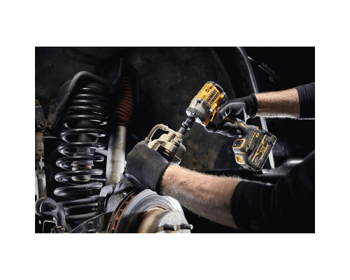 Une clé à chocs à batterie est utilisée sur une voiture.