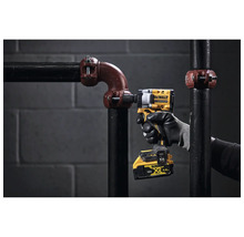 Clé à chocs sans fil DeWalt en utilisation sur une construction de tuyaux