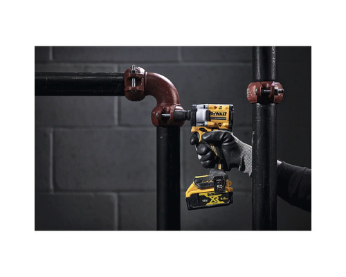 Clé à chocs sans fil DeWalt en utilisation sur une construction de tuyaux