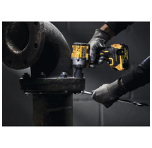 Clé à chocs sans fil en utilisation sur un tuyau avec raccord à bride.