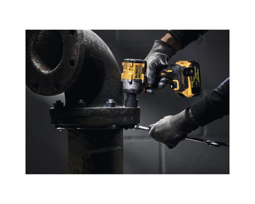 Clé à chocs sans fil en utilisation sur un tuyau avec raccord à bride.