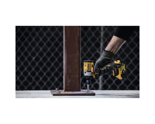 Clé à chocs sans fil DeWalt serrant une vis sur une colonne métallique.