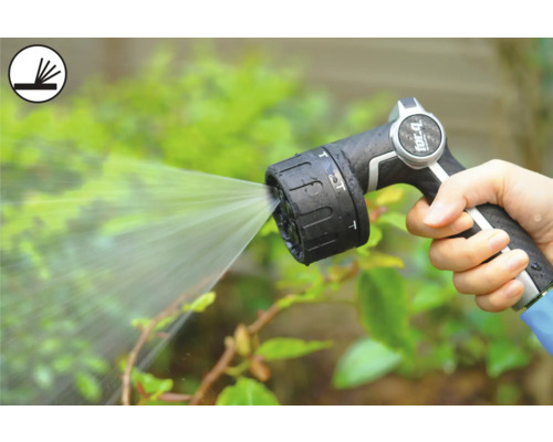 Une personne tient un pistolet d'arrosage qui projette de l'eau