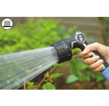 Main tenant un pistolet d'arrosage pendant l'arrosage