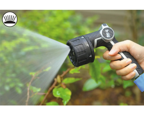 Une main tient un pulvérisateur de jardin qui pulvérise de l'eau