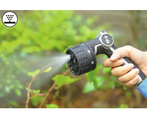 Main tenant un pistolet d'arrosage avec jet