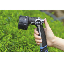 Une main tient un pistolet d'arrosage de for_q.