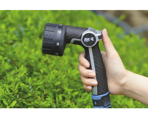Une main tient un pistolet d'arrosage de for_q.