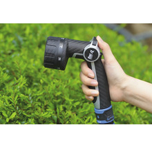 Pistolet d'arrosage pour tuyau d'arrosage avec différents types de jets dans la main