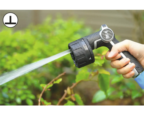 Main tenant un pistolet d'arrosage avec des modes de pulvérisation réglables.