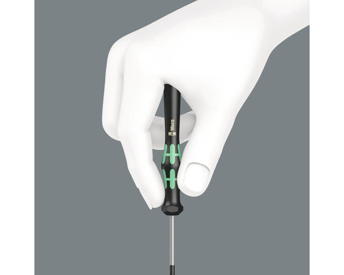 Une main tient un tournevis Wera