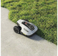 Robot tondeuse sur gazon et pavés