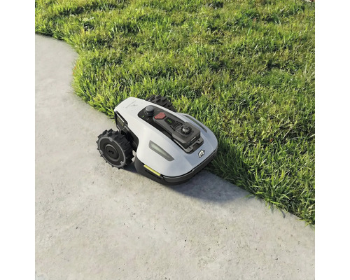 Robot tondeuse sur gazon et pavés