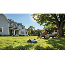 Scène avec robot tondeuse, couple se détendant dans le jardin et maison d'habitation