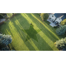 Vue aérienne d'un jardin avec une tondeuse à gazon et un motif en étoile dans la pelouse