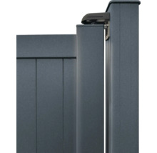 Detailansicht eines Aluminium Gartentors mit Torpfosten und Beschlägen.