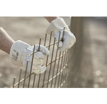 Personne portant des gants de travail assemblant une armature