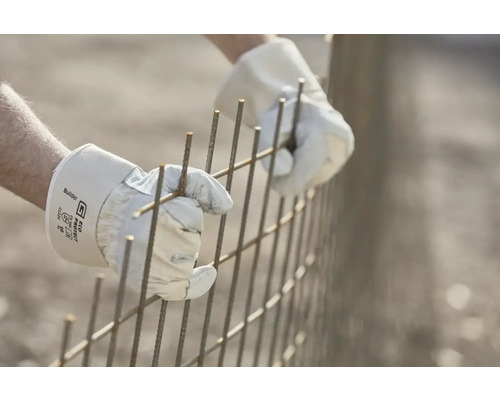 Personne portant des gants de travail assemblant une armature