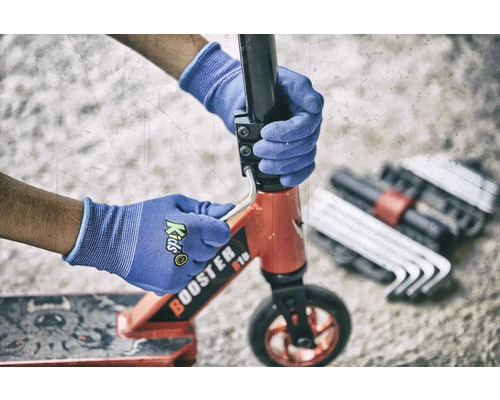 Une personne répare une trottinette avec des outils et des gants de protection