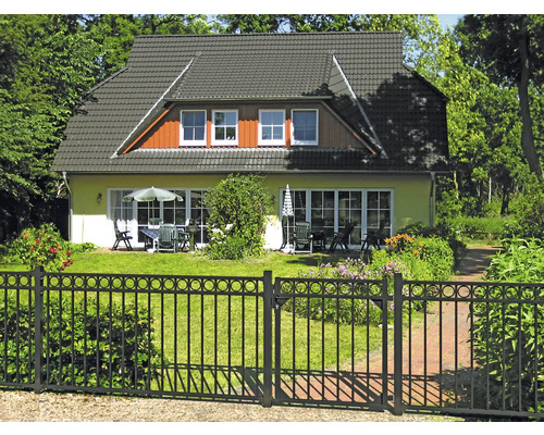 Haus mit Garten, Terrasse und Metallzaun