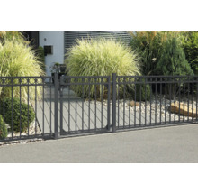 Metallzaun mit runden Zierelementen vor einem Haus