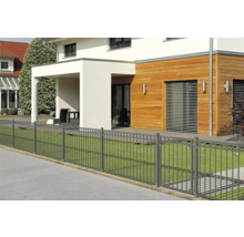 Zaun vor einem Wohnhaus