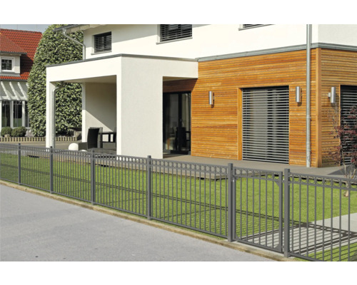 Zaun vor einem Wohnhaus