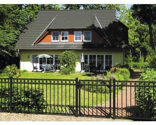 Einfamilienhaus mit Metallzaun und Gartengestaltung