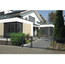 Modernes Haus mit Metallzaun zur Grundstücksabgrenzung