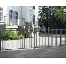 Metallzaun vor einem Wohngebäude