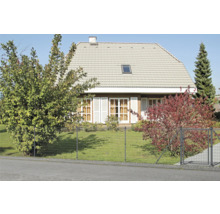 Une maison avec une clôture en grillage et un portail de jardin.