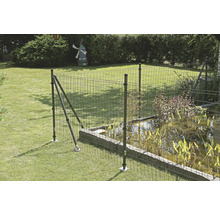 Clôture en fil de fer autour d'un étang dans le jardin