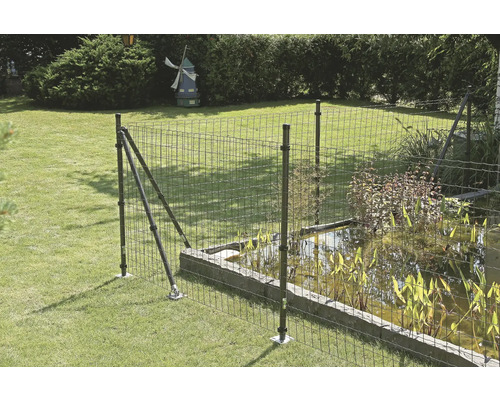 Clôture en fil de fer autour d'un étang dans le jardin