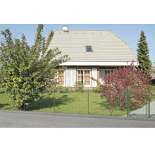 Maison individuelle avec système de clôture en treillis soudé double fil vert