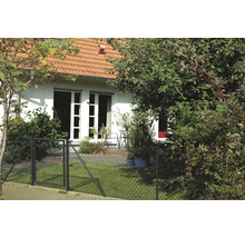Maison avec grillage et portillon de jardin