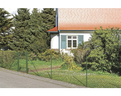 Une clôture en grillage vert entoure une maison avec jardin.