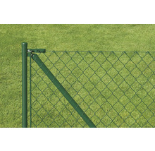 Vue détaillée d'un grillage avec poteaux de clôture devant une pelouse