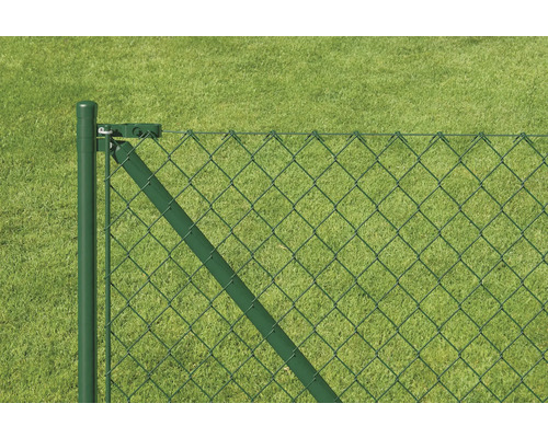 Vue détaillée d'un grillage avec poteaux de clôture devant une pelouse