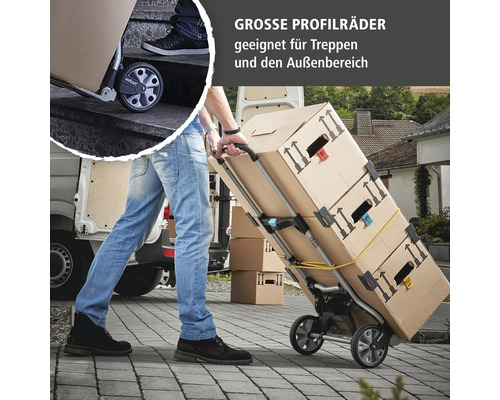 Eine Person transportiert Kartons mit einem Treppensteiger Sackkarren.