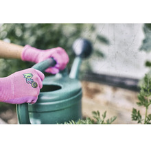 Des mains gantées d'enfants tiennent un arrosoir